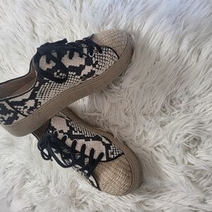 Vince Camuto Calitrie Sleek Black and Tan Sneakers for Everyday Comfort